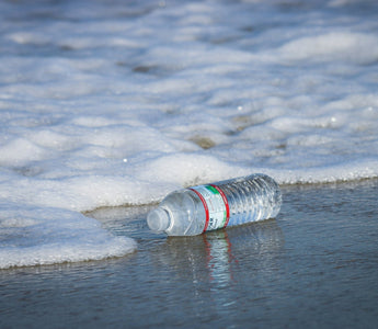 Leitungswasser vs. Flaschenwasser – Was ist wirklich besser? - bluAqua.com