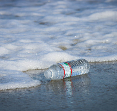 Leitungswasser vs. Flaschenwasser – Was ist wirklich besser? - bluAqua.com